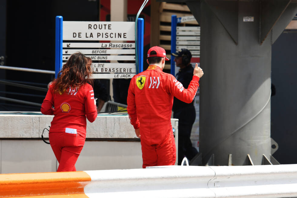 Foto zur News: ... sein Ferrari-Team verpokerte. Nach den ersten Läufen liegen Vettel und Leclerc nur im Mittelfeld, doch man entscheidet sich, den Lokalmatador in der Box zu lassen und Reifen zu sparen. Die Strecke wird jedoch immer besser, sodass Leclerc auf P16 rutscht und keine Chance mehr hat, seine Zeit zu verbessern. Leclerc ...