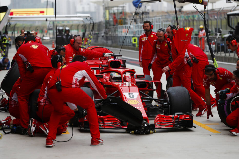 Foto zur News: ... auf den Ferrari mit Vettel eine Runde später reagiert. Bottas kann jedoch vorbeiziehen und Vettel hat nur einen Reifenvorteil von einer Runde, womit er auch nicht mehr zurückschlagen kann. Teamkollege Räikkönen fällt mit einem viel zu späten Stopp ebenfalls von P3 auf P6 zurück, profitiert jedoch von einer späten Safety-Car-Phase, ...
