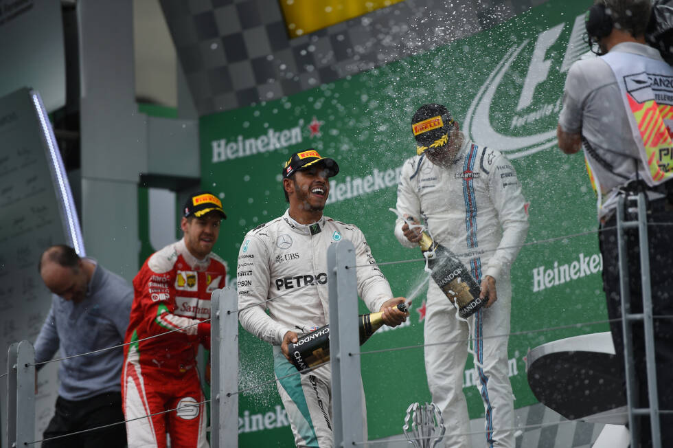 Foto zur News: ... und Ferrari beide Piloten von der weichen auf die mittlere Mischung umrüstet. Damit ist klar, dass Vettel im 70-Runden-Rennen von Kanada zwei Stopps benötigen würde. Die Einstoppstrategie ist aber schneller und Hamilton gewinnt vor Vettel das Rennen. Entweder war der VSC-Stopp an sich ein Fehler oder man hätte Vettel ...
