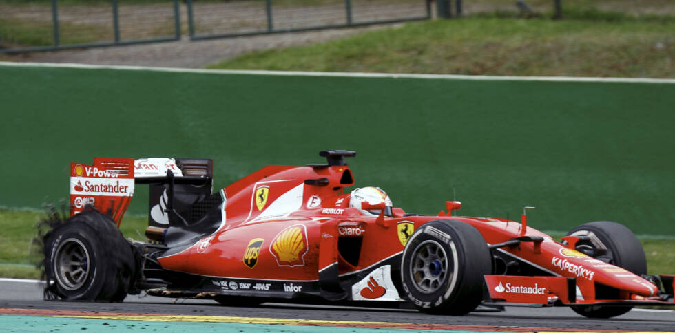 Foto zur News: ... und setzen auf eine riskante Einstoppstrategie. Auf Rang 3 liegend fliegt Vettel jedoch 3 Runden vor Schluss mit einem Reifenschaden auf der schnellen Kemmel-Geraden ab. Es war seine 28. Runde auf dem Medium-Reifen. Nach dem Rennen verteidigen Ferrari und Vettel ihre Strategie, kritisieren dafür aber Reifenhersteller Pirelli.