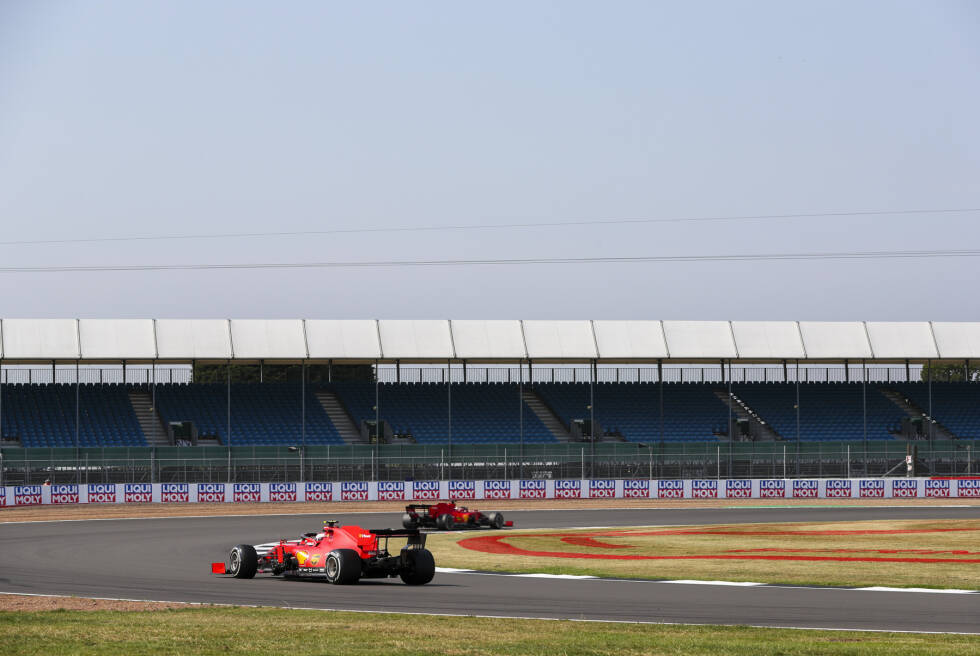 Foto zur News: ... und müsste den Heppenheimer überholen. Das Risiko will Ferrari wohl nicht eingehen. Das Problem ist jedoch, dass Vettel auf den harten Reifen unterwegs war und jetzt 30 Runden auf dem Medium fahren müsste. Da diese Einstoppstrategie nicht funktionieren würde, holt man Vettel nur 11 Runden später noch einmal an die Box, was ...