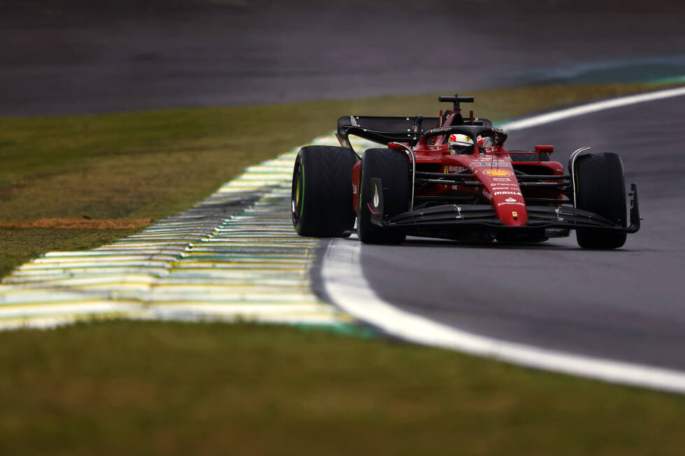Foto zur News: #7 Brasilien 2022: Im Qualifying zum Sprintrennen in Sao Paulo schwebt Regen über der Strecke in Interlagos. In Q1 und Q2 konnten die schnellsten Zeiten noch mit den Trockenreifen gefahren werden und auch zu Q3-Beginn ist der Asphalt trocken. Ferrari glaubt jedoch an einen schnellen Wetterumschwung und schickt ...