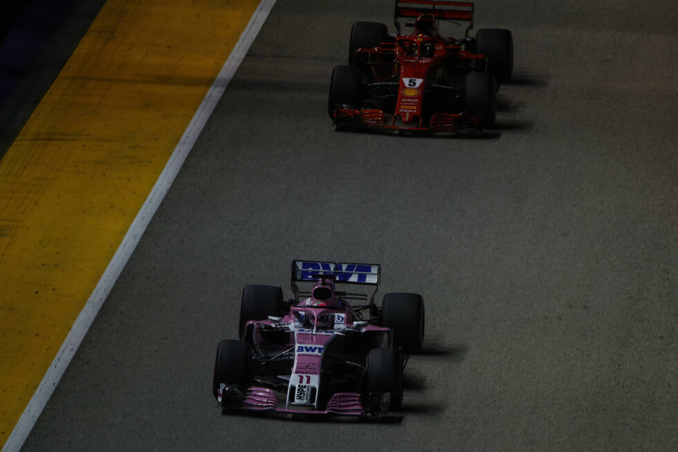 Foto zur News: ... der jedoch nicht funktioniert, da Vettel nach seinem Stopp im Verkehr hinter Perez im Racing Point herauskommt und die frischen Reifen nicht nutzen kann. Hamilton cruist ungefährdet zum Sieg und später in der Saison auch zum WM-Titel, während sich Verstappen mit einem Overcut seinen 2. Platz beim Nachtrennen wiederholt.