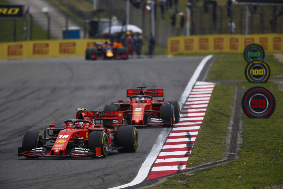 Foto zur News: #23 China 2019: Nach einem nicht zufriedenstellenden Saisonstart gehen Sebastian Vettel und Charles Leclerc von den Plätzen 3 und 4 ins Rennen. Leclerc zieht direkt am Start vorbei, doch der Deutsche macht anfangs den schnelleren Eindruck. Es folgt in Runde 11 eine Teamorder pro Vettel, doch in der Folge ...