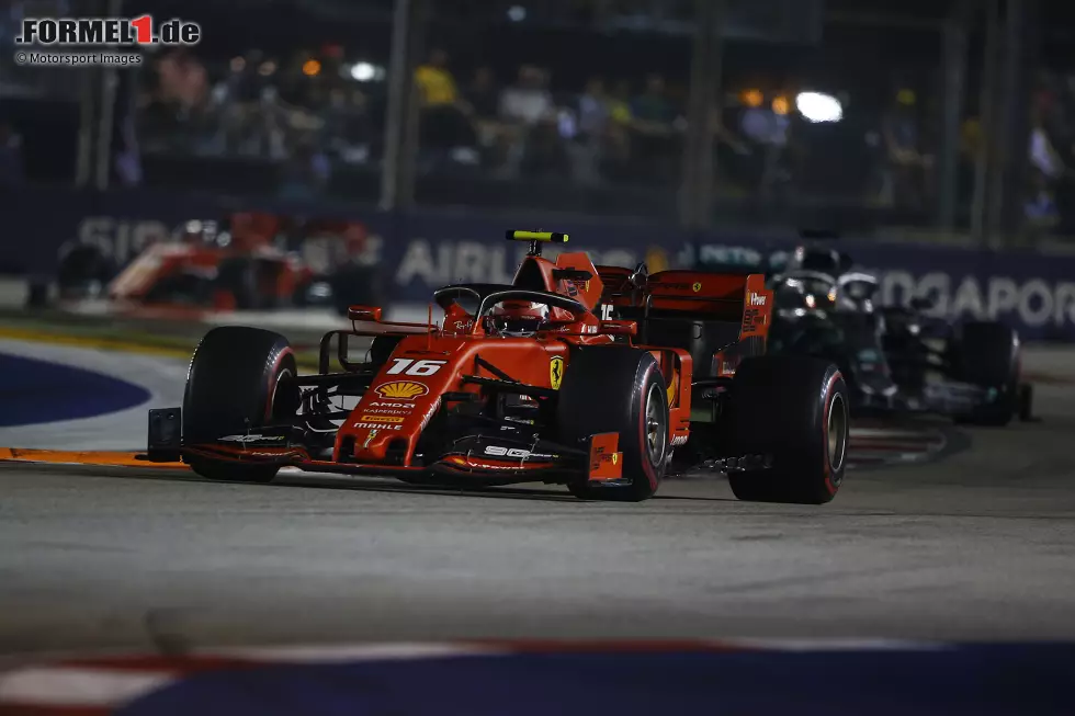 #6 Singapur 2019: Die Vorzeichen für Leclercs 3. Sieg in Serie stehen gut: Von der Pole gestartet kontrolliert der Monegasse das Rennen vor Hamilton und Teamkollege Vettel. In Runde 19 holt Ferrari den Heppenheimer an die Box, um einen Undercut gegen Hamilton zu vollziehen, und das mit Erfolg! Doch als Leclerc ... Foto zur News: #6 Singapur 2019: Die Vorzeichen für Leclercs 3. Sieg in Serie stehen gut: Von der Pole gestartet kontrolliert der Monegasse das Rennen vor Hamilton und Teamkollege Vettel. In Runde 19 holt Ferrari den Heppenheimer an die Box, um einen Undercut gegen Hamilton zu vollziehen, und das mit Erfolg! Doch als Leclerc ...