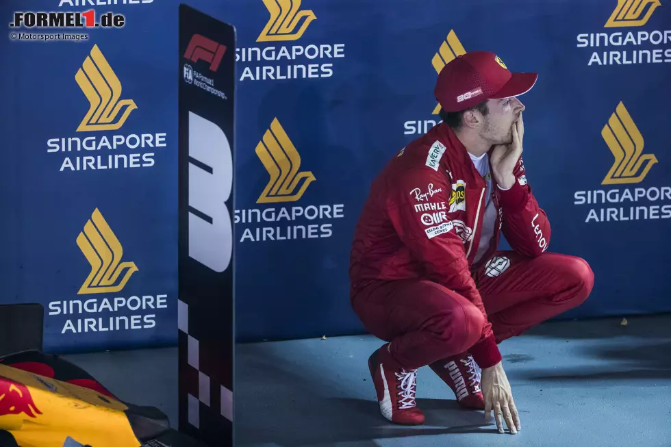 ... eine Runde später hereinkommt, wird klar, dass Vettel auch der Undercut gegen seinen Teamkollegen gelungen ist. Leclerc schäumt am Funk, dass man ihm den Sieg mit der Strategie weggenommen hat, doch Ferrari behält die Reihenfolge bei. Am Ende steht ein Doppelsieg für die Scuderia, doch möglicherweise in der falschen Reihenfolge? Foto zur News: ... eine Runde später hereinkommt, wird klar, dass Vettel auch der Undercut gegen seinen Teamkollegen gelungen ist. Leclerc schäumt am Funk, dass man ihm den Sieg mit der Strategie weggenommen hat, doch Ferrari behält die Reihenfolge bei. Am Ende steht ein Doppelsieg für die Scuderia, doch möglicherweise in der falschen Reihenfolge?