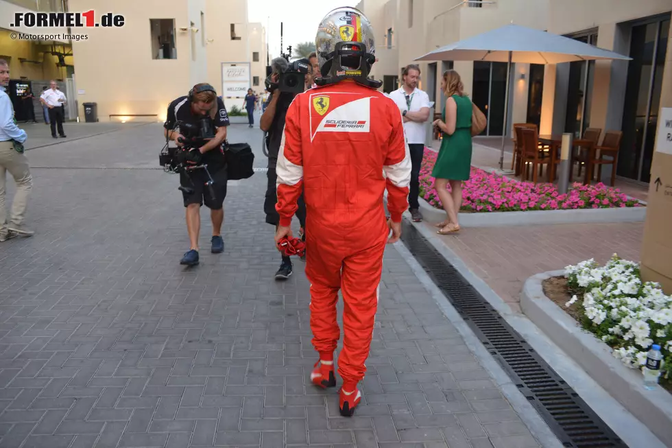... davon ausgeht, dass seine vorherige Runde reicht. Doch Pustekuchen. Ferrari hat sich verrechnet: Die hinteren Fahrer verbessern sich und Vettel scheidet mit P16 bereits in Q1 aus, während Teamkollege Räikkönen am Ende 3. wird. Im Rennen folgt jedoch eine Aufholjagd auf den 4. Platz, doch mit dem Podium wird es nichts. Foto zur News: ... davon ausgeht, dass seine vorherige Runde reicht. Doch Pustekuchen. Ferrari hat sich verrechnet: Die hinteren Fahrer verbessern sich und Vettel scheidet mit P16 bereits in Q1 aus, während Teamkollege Räikkönen am Ende 3. wird. Im Rennen folgt jedoch eine Aufholjagd auf den 4. Platz, doch mit dem Podium wird es nichts.