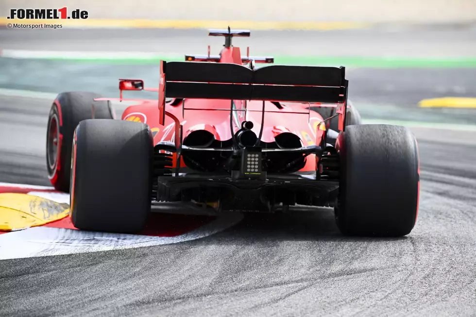 ... der Heppenheimer nach 28 Runden einen Reifenwechsel ein und soll danach die restlichen 38 Runden in einem Stint zu Ende fahren. Allerdings hat er dafür die Soft-Reifen montiert bekommen! Vettel gelingt jedoch das Kunststück und wird am Ende 7. Von Startplatz 11 eine solide Aufholjagd. Foto zur News: ... der Heppenheimer nach 28 Runden einen Reifenwechsel ein und soll danach die restlichen 38 Runden in einem Stint zu Ende fahren. Allerdings hat er dafür die Soft-Reifen montiert bekommen! Vettel gelingt jedoch das Kunststück und wird am Ende 7. Von Startplatz 11 eine solide Aufholjagd.