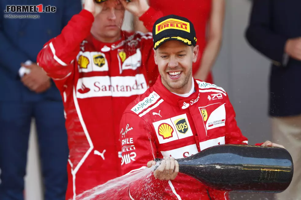 ... um Ricciardo im anderen Red Bull abzudecken, kann dabei aber mit alten Reifen superschnelle Runden fahren. Eine Runde nach Ricciardos Boxenstopp kommt auch Vettel rein, erscheint nun aber vor Teamkollege Räikkönen als Führender auf der Strecke. Unbeabsichtigter Overcut oder wollte Ferrari für die WM, dass Vettel gewinnt? Foto zur News: ... um Ricciardo im anderen Red Bull abzudecken, kann dabei aber mit alten Reifen superschnelle Runden fahren. Eine Runde nach Ricciardos Boxenstopp kommt auch Vettel rein, erscheint nun aber vor Teamkollege Räikkönen als Führender auf der Strecke. Unbeabsichtigter Overcut oder wollte Ferrari für die WM, dass Vettel gewinnt?