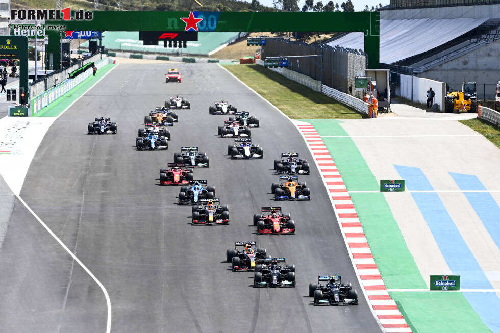 #25 Portugal 2021: Mit Platz fünf im Qualifying von Portimao war Carlos Sainz der beste der Mittelfeldfahrer und schien gute Aussichten auf viele Punkte im Rennen zu haben. Der Spanier legt auf den Soft-Reifen einen guten Start bis auf P4 hin, fällt im weiteren Verlauf jedoch auf P6 zurück. In Runde 21 folgt der Wechsel auf die ... #25 Portugal 2021: Mit Platz fünf im Qualifying von Portimao war Carlos Sainz der beste der Mittelfeldfahrer und schien gute Aussichten auf viele Punkte im Rennen zu haben. Der Spanier legt auf den Soft-Reifen einen guten Start bis auf P4 hin, fällt im weiteren Verlauf jedoch auf P6 zurück. In Runde 21 folgt der Wechsel auf die ...