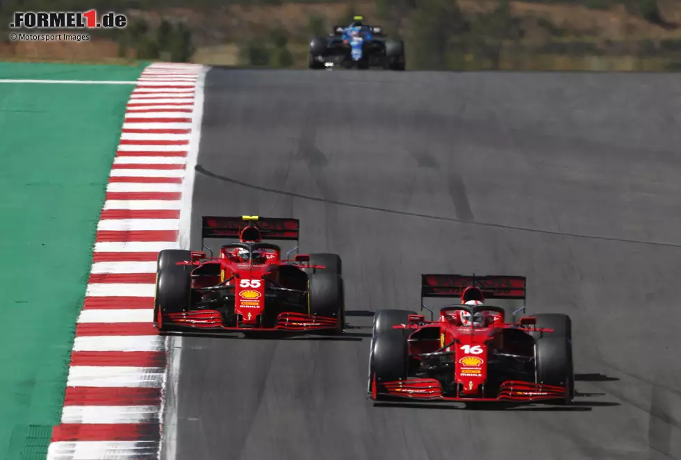 Foto zur News: ... Medium-Reifen, mit denen Sainz das Rennen beenden und gleichzeitig Druck auf Lando Norris im McLaren machen soll. Leclerc setzt man in Runde 25 hingegen auf harte Reifen. Die Taktik von Sainz geht nicht auf, da die Reifen früh verschleißen und er noch einmal reinkommen muss. Am Ende wird es P11 und keine Punkte, während Leclerc 6. wird.