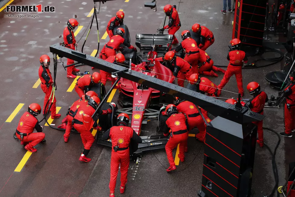 ... Wechsel auf Inters an die Box. Der Red-Bull-Pilot lag vorher 8 Sekunden hinter dem Führenden Leclerc. Bei Ferrari ist man sich jedoch unsicher, was man machen soll: Sofort reinkommen und den Undercut abwehren? Oder später direkt von den Extrem-Regenreifen auf die Trockenreifen wechseln? Während Sainz am Funk auf P2 klar macht, ... Foto zur News: ... Wechsel auf Inters an die Box. Der Red-Bull-Pilot lag vorher 8 Sekunden hinter dem Führenden Leclerc. Bei Ferrari ist man sich jedoch unsicher, was man machen soll: Sofort reinkommen und den Undercut abwehren? Oder später direkt von den Extrem-Regenreifen auf die Trockenreifen wechseln? Während Sainz am Funk auf P2 klar macht, ...