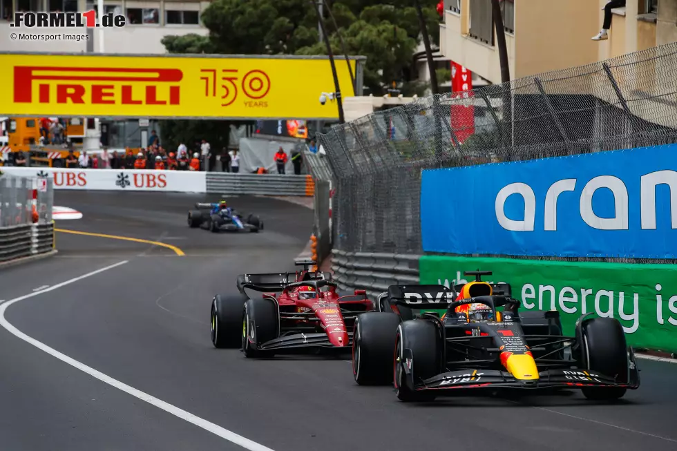 ... dass er Variante 2 durchziehen will, wählt Ferrari bei Leclerc keine der beiden Varianten. Erst 2 Runden nach Perez' Stopp holt man den Monegassen rein, aber der Mexikaner hat schon viel zu viel Zeit gewonnen. Leclerc kommt deutlich hinter ihm und auch Max Verstappen heraus, womit P4 und wieder kein Sieg im Fürstentum besiegelt ist. Foto zur News: ... dass er Variante 2 durchziehen will, wählt Ferrari bei Leclerc keine der beiden Varianten. Erst 2 Runden nach Perez' Stopp holt man den Monegassen rein, aber der Mexikaner hat schon viel zu viel Zeit gewonnen. Leclerc kommt deutlich hinter ihm und auch Max Verstappen heraus, womit P4 und wieder kein Sieg im Fürstentum besiegelt ist.