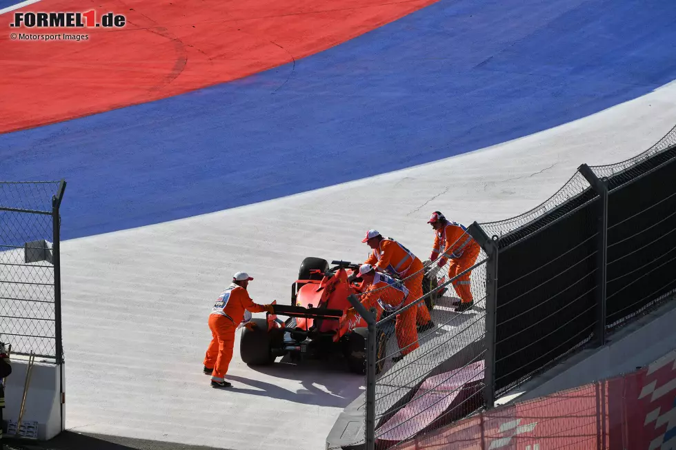 ... die alte Ordnung durch einen Undercut von Leclerc wiederherzustellen. Als Vettel in Runde 26, und damit vier Runden später als sein Teamkollege, sein Reifenwechsel absolviert, ist der Monegasse tatsächlich vorne. Nur 2 Runden später fällt Vettel mit einen Motorproblem jedoch aus und stellt sein Auto ungünstig ... Foto zur News: ... die alte Ordnung durch einen Undercut von Leclerc wiederherzustellen. Als Vettel in Runde 26, und damit vier Runden später als sein Teamkollege, sein Reifenwechsel absolviert, ist der Monegasse tatsächlich vorne. Nur 2 Runden später fällt Vettel mit einen Motorproblem jedoch aus und stellt sein Auto ungünstig ...