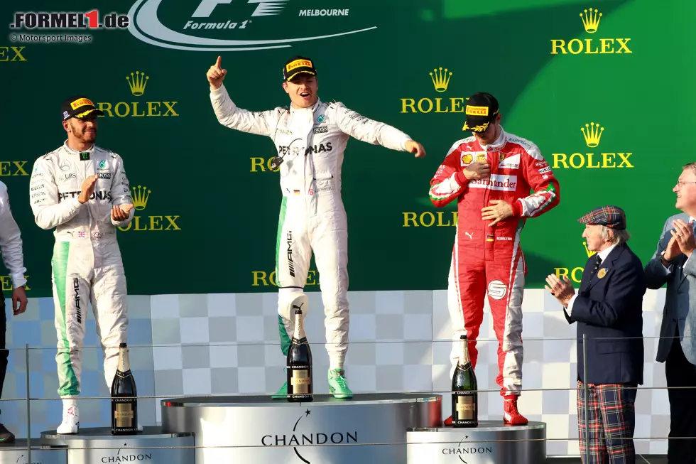 ... lässt. Rosberg, der in Runde 12 auf die mittlere Mischung wechselte, zieht jedoch neue harte Reifen auf, um die restlichen 39 Runden ohne weiteren Reifenwechsel zu absolvieren. Vettel kann beim Neustart mit den gebrauchten weichen Reifen kaum wegziehen und muss später noch einmal rein. Am Ende wird es nicht der Sieg, sondern nur P3. Foto zur News: ... lässt. Rosberg, der in Runde 12 auf die mittlere Mischung wechselte, zieht jedoch neue harte Reifen auf, um die restlichen 39 Runden ohne weiteren Reifenwechsel zu absolvieren. Vettel kann beim Neustart mit den gebrauchten weichen Reifen kaum wegziehen und muss später noch einmal rein. Am Ende wird es nicht der Sieg, sondern nur P3.