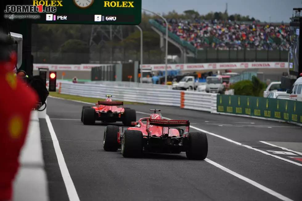 #2 Japan 2018: Erneut droht im letzten Qualifyingsegment Regen, während die Strecke mit Start des Q3 noch hauptsächlich trocken ist. Ferrari schickt jedoch sowohl Vettel als auch Räikkönen mit Intermediates auf die Strecke, während der Rest mit Trockenreifen Bestzeiten fährt. Nach der Outlap holt Ferrari beide Piloten rein und wechselt ... Foto zur News: #2 Japan 2018: Erneut droht im letzten Qualifyingsegment Regen, während die Strecke mit Start des Q3 noch hauptsächlich trocken ist. Ferrari schickt jedoch sowohl Vettel als auch Räikkönen mit Intermediates auf die Strecke, während der Rest mit Trockenreifen Bestzeiten fährt. Nach der Outlap holt Ferrari beide Piloten rein und wechselt ...