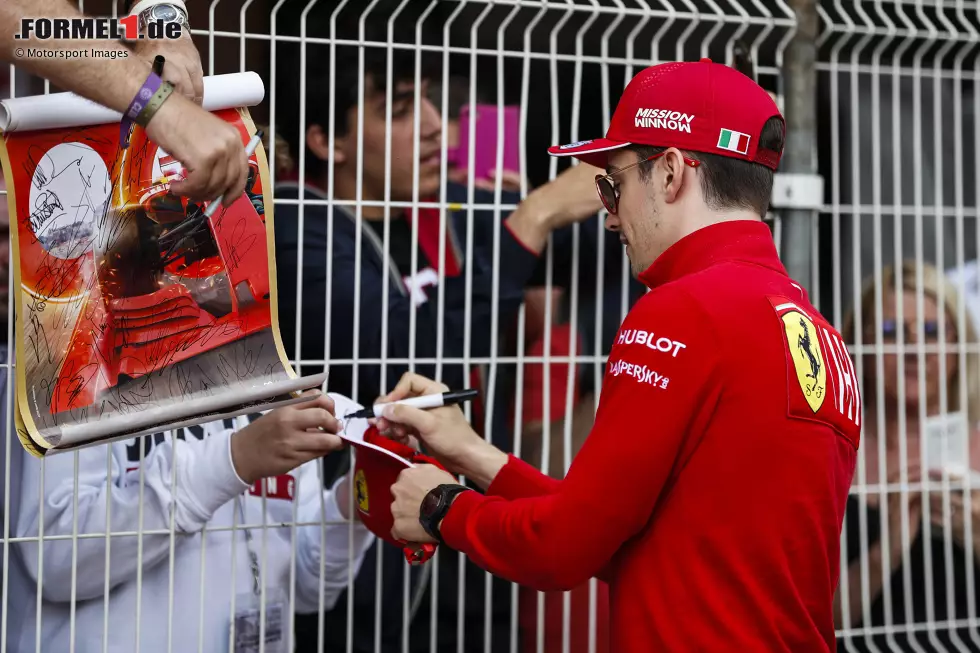 #5 Monaco 2019: Leclerc ist bei seinem ersten Heimrennen für Ferrari im Fürstentum der umjubelte Star. Mit der schnellsten Zeit im dritten Training gilt er als einer der Favoriten für das wichtigste Qualifying des Jahres. Doch für den Monegassen ist bereits mit Rang 16 in Q1 Schluss, nachdem sich ... Foto zur News: #5 Monaco 2019: Leclerc ist bei seinem ersten Heimrennen für Ferrari im Fürstentum der umjubelte Star. Mit der schnellsten Zeit im dritten Training gilt er als einer der Favoriten für das wichtigste Qualifying des Jahres. Doch für den Monegassen ist bereits mit Rang 16 in Q1 Schluss, nachdem sich ...