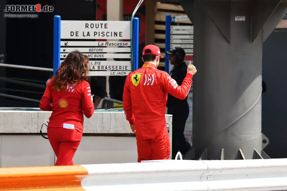 ... sein Ferrari-Team verpokerte. Nach den ersten Läufen liegen Vettel und Leclerc nur im Mittelfeld, doch man entscheidet sich, den Lokalmatador in der Box zu lassen und Reifen zu sparen. Die Strecke wird jedoch immer besser, sodass Leclerc auf P16 rutscht und keine Chance mehr hat, seine Zeit zu verbessern. Leclerc ... Foto zur News: ... sein Ferrari-Team verpokerte. Nach den ersten Läufen liegen Vettel und Leclerc nur im Mittelfeld, doch man entscheidet sich, den Lokalmatador in der Box zu lassen und Reifen zu sparen. Die Strecke wird jedoch immer besser, sodass Leclerc auf P16 rutscht und keine Chance mehr hat, seine Zeit zu verbessern. Leclerc ...