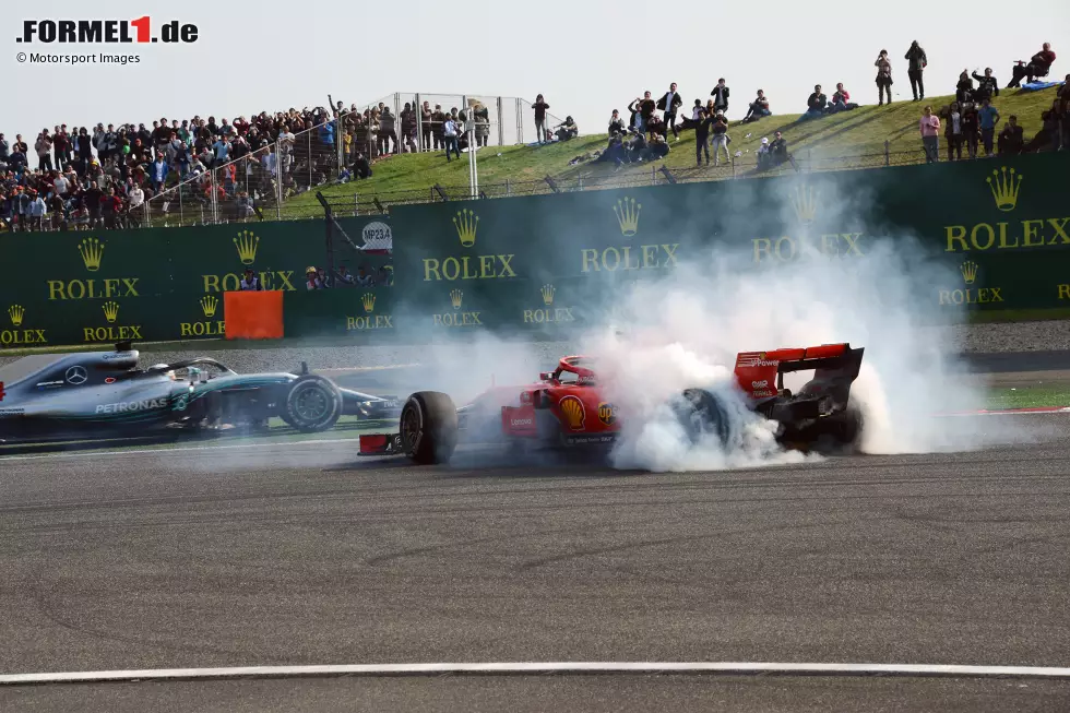 ... die ihn am Ende auf P3 spült. Für Vettel kam das Safety-Car jedoch genau zum falschen Zeitpunkt. Er ist schon an der Boxeneinfahrt vorbei, sodass er sich keine frischen Reifen aufziehen kann. Zur Krönung wird er noch von Max Verstappen abgeräumt und kommt auf Platz 8 ins Ziel. Ein zweiter Platz wäre aber mindestens drin gewesen. Foto zur News: ... die ihn am Ende auf P3 spült. Für Vettel kam das Safety-Car jedoch genau zum falschen Zeitpunkt. Er ist schon an der Boxeneinfahrt vorbei, sodass er sich keine frischen Reifen aufziehen kann. Zur Krönung wird er noch von Max Verstappen abgeräumt und kommt auf Platz 8 ins Ziel. Ein zweiter Platz wäre aber mindestens drin gewesen.