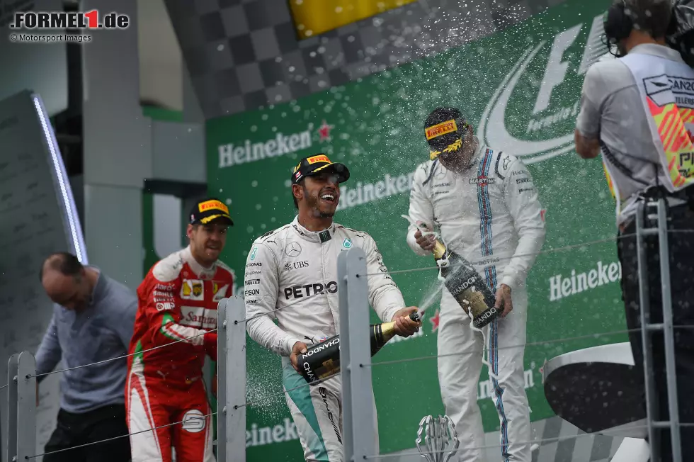 ... und Ferrari beide Piloten von der weichen auf die mittlere Mischung umrüstet. Damit ist klar, dass Vettel im 70-Runden-Rennen von Kanada zwei Stopps benötigen würde. Die Einstoppstrategie ist aber schneller und Hamilton gewinnt vor Vettel das Rennen. Entweder war der VSC-Stopp an sich ein Fehler oder man hätte Vettel ... Foto zur News: ... und Ferrari beide Piloten von der weichen auf die mittlere Mischung umrüstet. Damit ist klar, dass Vettel im 70-Runden-Rennen von Kanada zwei Stopps benötigen würde. Die Einstoppstrategie ist aber schneller und Hamilton gewinnt vor Vettel das Rennen. Entweder war der VSC-Stopp an sich ein Fehler oder man hätte Vettel ...