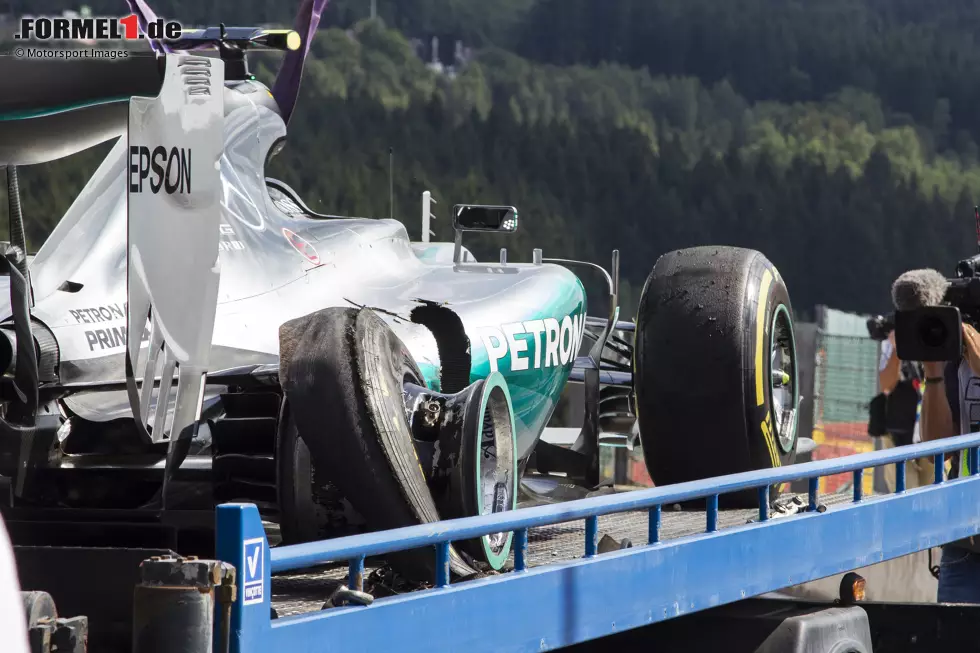 #9 Belgien 2015: Nach einem Reifenplatzer von Mercedes-Pilot Nico Rosberg im Training steht Pirelli in der Kritik und fordert die Teams im Rennen auf, maximal 22 Runden mit einem Reifensatz zu fahren. Ferrari und Vettel wollen vom 8. Platz in der Startaufstellung jedoch Boden gut machen ... Foto zur News: #9 Belgien 2015: Nach einem Reifenplatzer von Mercedes-Pilot Nico Rosberg im Training steht Pirelli in der Kritik und fordert die Teams im Rennen auf, maximal 22 Runden mit einem Reifensatz zu fahren. Ferrari und Vettel wollen vom 8. Platz in der Startaufstellung jedoch Boden gut machen ...