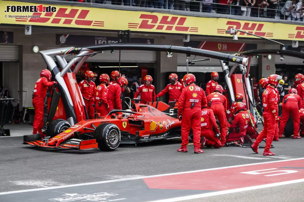 ... reagiert Leclerc an der Spitze, was ihm zu einer Zweistoppstrategie im 71-Runden-Rennen zwingt. In Runde 23 kommt Lewis Hamilton für frische harte Reifen an die Box, um Vettel vor sich im Rennen der Einstopper zu undercutten: Mit Erfolg. Ferrari kann mit Vettel nicht reagieren und versucht ihn bis Runde 37 fahren zu lassen, um ... Foto zur News: ... reagiert Leclerc an der Spitze, was ihm zu einer Zweistoppstrategie im 71-Runden-Rennen zwingt. In Runde 23 kommt Lewis Hamilton für frische harte Reifen an die Box, um Vettel vor sich im Rennen der Einstopper zu undercutten: Mit Erfolg. Ferrari kann mit Vettel nicht reagieren und versucht ihn bis Runde 37 fahren zu lassen, um ...