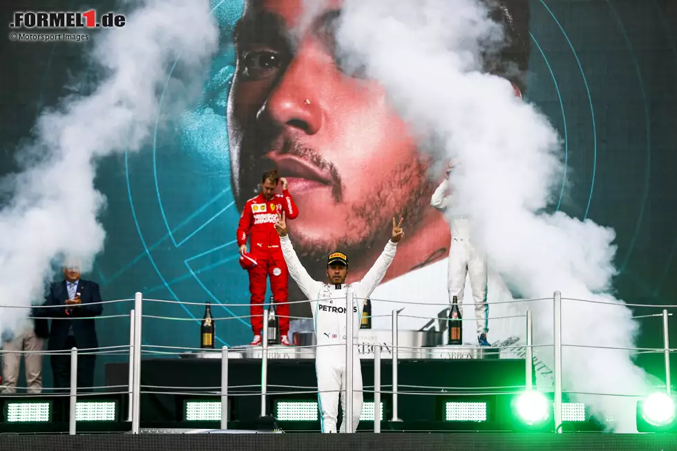 ... am Ende einen Vorteil zu haben, doch der Deutsche kann Hamilton nicht mehr knacken und muss sich mit P2 begnügen. Auch Leclerc kommt nicht mehr ran. Ein verkorkster 2. Stopp kostet viele Sekunden, während er für seinen letzten Stint von 28 Runden den harten Reifen nehmen muss, der zu langsam ist für eine Aufholjagd. P4 wird es am Ende. Foto zur News: ... am Ende einen Vorteil zu haben, doch der Deutsche kann Hamilton nicht mehr knacken und muss sich mit P2 begnügen. Auch Leclerc kommt nicht mehr ran. Ein verkorkster 2. Stopp kostet viele Sekunden, während er für seinen letzten Stint von 28 Runden den harten Reifen nehmen muss, der zu langsam ist für eine Aufholjagd. P4 wird es am Ende.