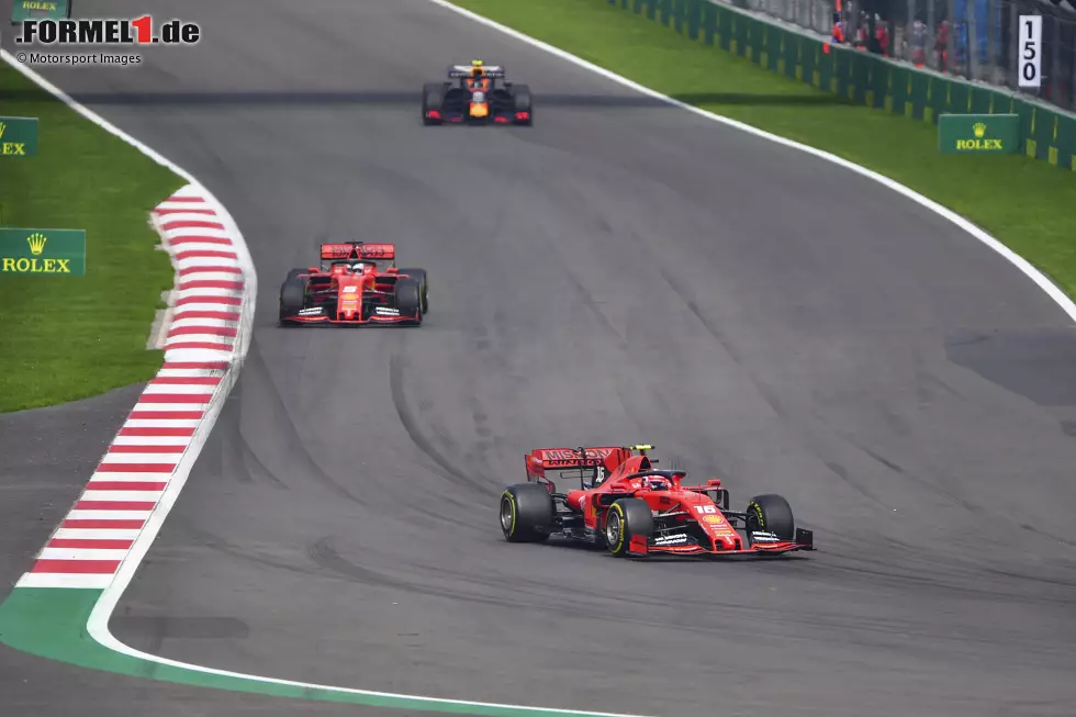 #14 Mexiko 2019: Auch hier ist Ferrari ein möglicher Sieg durch die Lappen gegangen. Von der Pole gestartet dominieren Leclerc und Vettel die Anfangsphase auf P1 und P2, während der an P3 liegende Alexander Albon im Red Bull in Runde 14 einen Undercut versucht. Eine Runde später ... Foto zur News: #14 Mexiko 2019: Auch hier ist Ferrari ein möglicher Sieg durch die Lappen gegangen. Von der Pole gestartet dominieren Leclerc und Vettel die Anfangsphase auf P1 und P2, während der an P3 liegende Alexander Albon im Red Bull in Runde 14 einen Undercut versucht. Eine Runde später ...