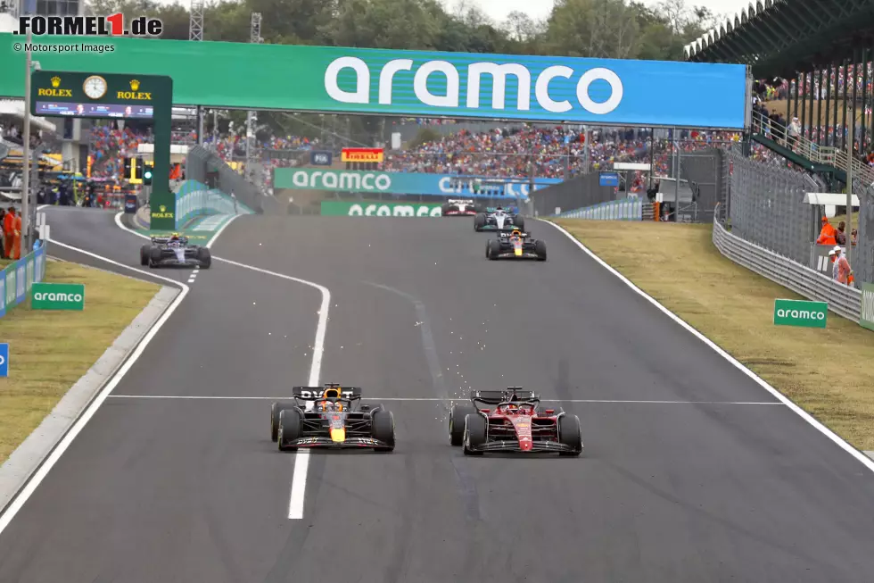... auf Mediums geht und in Runde 38 noch einmal auf neue Mediums wechselt und damit einen Undercut gegen das Spitzentrio vollzieht. Bei den kalten Bedingungen auf dem Hungaroring sieht sich Ferrari trotz einer Führung von 8 Sekunden gezwungen, Leclerc zu schützen und ihm harte Reifen zu montieren, da ... Foto zur News: ... auf Mediums geht und in Runde 38 noch einmal auf neue Mediums wechselt und damit einen Undercut gegen das Spitzentrio vollzieht. Bei den kalten Bedingungen auf dem Hungaroring sieht sich Ferrari trotz einer Führung von 8 Sekunden gezwungen, Leclerc zu schützen und ihm harte Reifen zu montieren, da ...