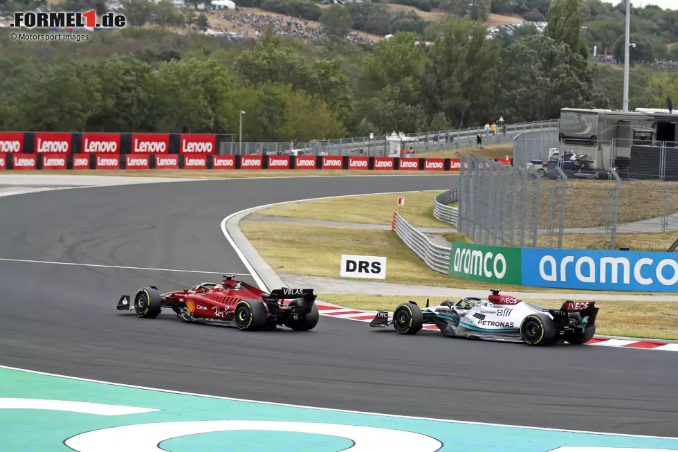 #13 Ungarn 2022: Leclerc kann im ersten Renndrittel von P3 in der Startaufstellung mit einem Overcut von Medium auf Medium an Pole-Mann George Russell und Teamkollege Carlos Sainz vorbeigehen. Die größte Gefahr stellt jedoch der von P10 gestartete Max Verstappen im Red Bull dar, der auf Softs losfährt und später ... Foto zur News: #13 Ungarn 2022: Leclerc kann im ersten Renndrittel von P3 in der Startaufstellung mit einem Overcut von Medium auf Medium an Pole-Mann George Russell und Teamkollege Carlos Sainz vorbeigehen. Die größte Gefahr stellt jedoch der von P10 gestartete Max Verstappen im Red Bull dar, der auf Softs losfährt und später ...