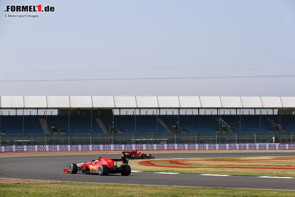 ... und müsste den Heppenheimer überholen. Das Risiko will Ferrari wohl nicht eingehen. Das Problem ist jedoch, dass Vettel auf den harten Reifen unterwegs war und jetzt 30 Runden auf dem Medium fahren müsste. Da diese Einstoppstrategie nicht funktionieren würde, holt man Vettel nur 11 Runden später noch einmal an die Box, was ... Foto zur News: ... und müsste den Heppenheimer überholen. Das Risiko will Ferrari wohl nicht eingehen. Das Problem ist jedoch, dass Vettel auf den harten Reifen unterwegs war und jetzt 30 Runden auf dem Medium fahren müsste. Da diese Einstoppstrategie nicht funktionieren würde, holt man Vettel nur 11 Runden später noch einmal an die Box, was ...