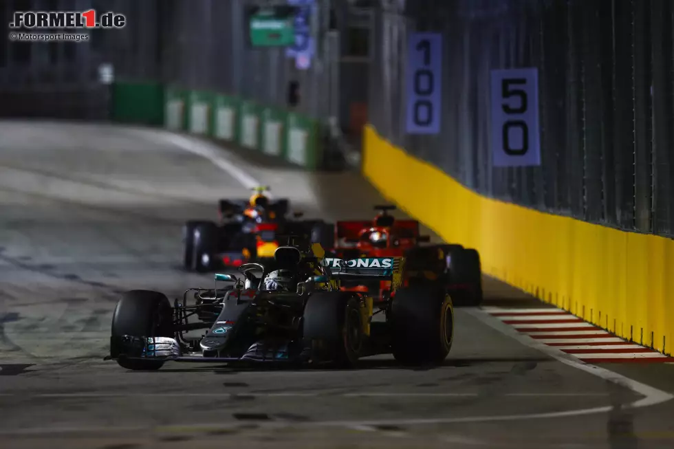 Foto zur News: #24 Singapur 2018: Vor dem Wochenende eigentlich als Topfavorit auf den Sieg in Singapur gehandelt, geht Sebastian Vettel in der heißen WM-Phase gegen Lewis Hamilton nur von P3 aus ins Rennen. Beim Start kann er Verstappen für P2 überholen, doch Ferrari will den Sieg und versucht mit Vettel einen Undercut gegen Hamilton, ...