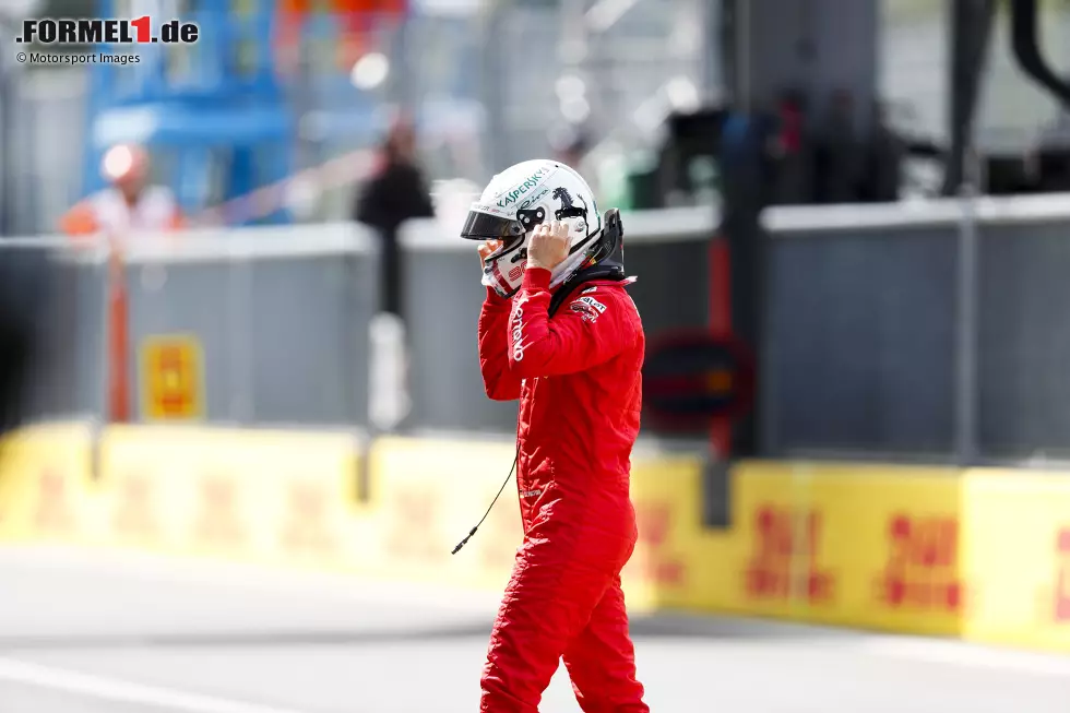 ... Monegasse daher Vettel ziehen, doch Leclerc versucht sich anderweitig einen Windschatten zu holen. Keiner will erster in der Schlange sein, ehe schließlich McLaren-Pilot Sainz vorprescht. Die ganze Warterei hat jedoch Zeit gekostet und nur Sainz und Leclerc schaffen es rechtzeitig über den Strich. Vettel geht leer aus und bleibt 4. Foto zur News: ... Monegasse daher Vettel ziehen, doch Leclerc versucht sich anderweitig einen Windschatten zu holen. Keiner will erster in der Schlange sein, ehe schließlich McLaren-Pilot Sainz vorprescht. Die ganze Warterei hat jedoch Zeit gekostet und nur Sainz und Leclerc schaffen es rechtzeitig über den Strich. Vettel geht leer aus und bleibt 4.