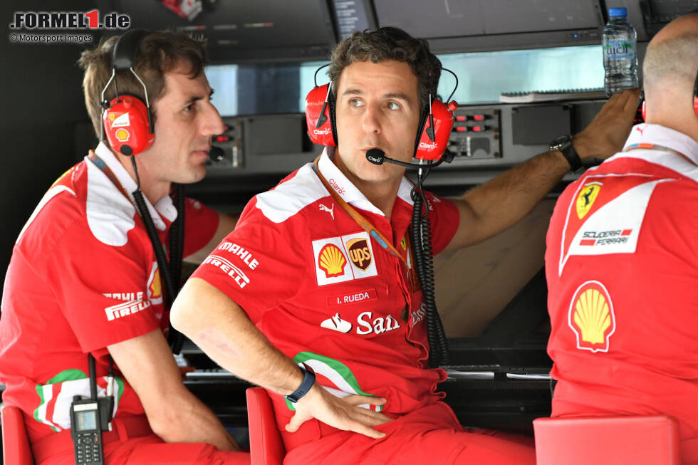 ... Bereits 2010 warf man in Abu Dhabi den WM-Titel von Fernando Alonso mit einer falschen Strategie weg. Doch auch mit Iñaki Ruedas (mitte) Verpflichtung als Chefstratege Anfang 2015 konnte man den Spieß nicht umdrehen: Ein Rückblick auf die 25 größten Chaos-Momente seit 2015. ... Bereits 2010 warf man in Abu Dhabi den WM-Titel von Fernando Alonso mit einer falschen Strategie weg. Doch auch mit Iñaki Ruedas (mitte) Verpflichtung als Chefstratege Anfang 2015 konnte man den Spieß nicht umdrehen: Ein Rückblick auf die 25 größten Chaos-Momente seit 2015.