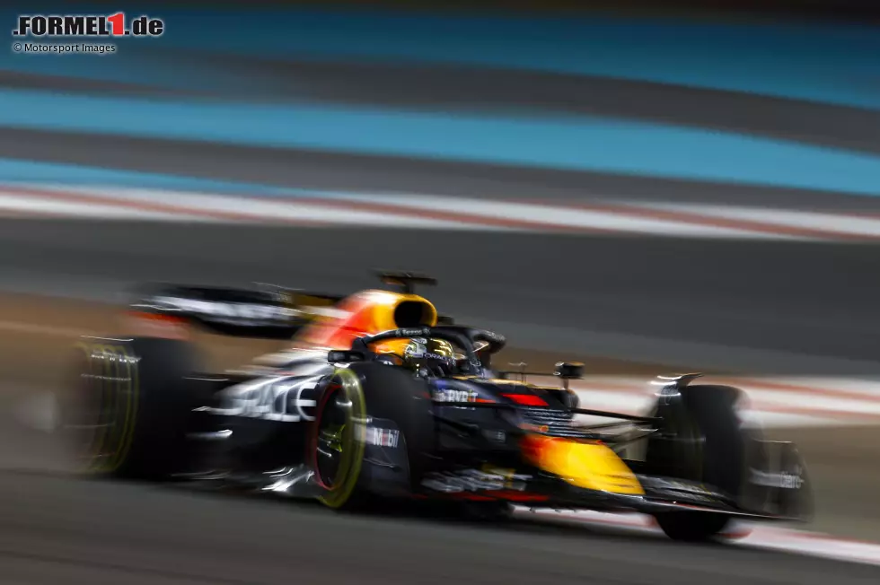 Foto zur News: Max Verstappen verwies die Konkurrenz im zweiten Freien Training auf die Plätze. Dreieinhalb Zehntel fehlten dem ärgsten Verfolger George Russell im Mercedes. Doch möglicherweise können die Silberpfeile und Ferrari mit einer besseren Rennpace mit viel Sprit zurückschlagen? Ein guter Indikator dafür sind die Longruns am Ende der Session.