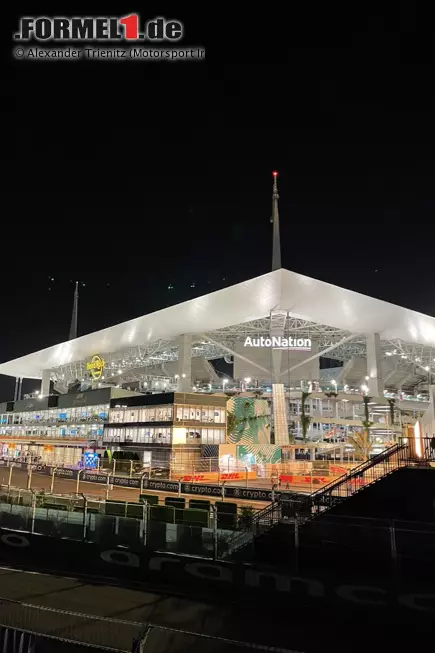 Foto zur News: Hard-Rock-Stadium bei Nacht.