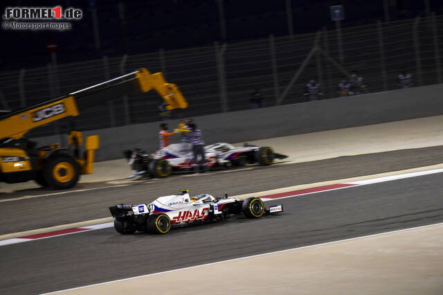 Bahrain 2021: Während sich sein Teamkollege Nikita Masepin beim ersten Wochenende der Saison gleich dreimal dreht und in Runde 1 aus dem Rennen crasht, erwischt es Schumacher selbst nach dem Safety-Car-Neustart. Nach der vierten Kurve steigt der Deutsche zu früh aufs Gas, dreht sich, kann aber weiterfahren. P16 wird es beim Debüt.