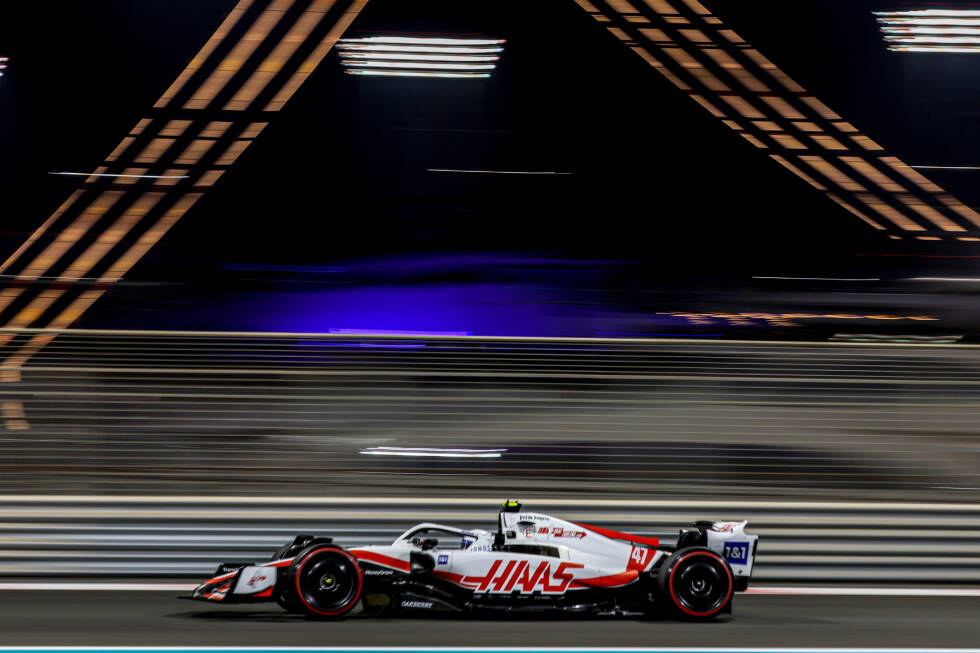 Foto zur News: Abu Dhabi 2022: Nachdem Haas bereits die Entscheidung pro Hülkenberg für 2023 getroffen hat, leistet sich Schumacher beim Saisonfinale noch ein Malheur. In Runde 39 berührt er Nicholas Latifi in Kurve 5 am Heck, woraufhin sich beide drehen. Laut Rennkommissaren allein seine Schuld. Mit P16 landet er trotzdem vor Teamkollege Magnussen.