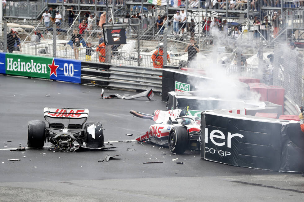 Foto zur News: Monaco 2022: Unter Mischbedingungen verliert Schumacher beim Großen Preis von Monaco im schnellen Schwimmbadbereich die Kontrolle über seinen Haas VF-22. Wie bereits in Saudi-Arabien teilt sich sein Auto in zwei Hälften. Das Rennen ist nach 27 Runden vorbei und das Chassis hinüber.