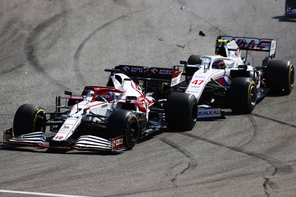 Foto zur News: Brasilien 2021: Auf der Strecke in Sao Paulo ist Haas im Verhältnis zur restlichen Saison überraschend gut, doch in Runde 11 touchiert Schumacher Kimi Räikkönen bei einem Überholversuch in Kurve 1 und macht sich seinen Frontflügel kaputt. Die Folge: P18 und damit der letzte gewertete Fahrer im Ziel.