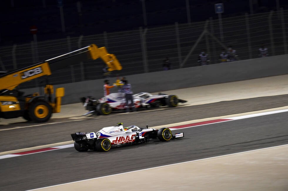 Foto zur News: Bahrain 2021: Während sich sein Teamkollege Nikita Masepin beim ersten Wochenende der Saison gleich dreimal dreht und in Runde 1 aus dem Rennen crasht, erwischt es Schumacher selbst nach dem Safety-Car-Neustart. Nach der vierten Kurve steigt der Deutsche zu früh aufs Gas, dreht sich, kann aber weiterfahren. P16 wird es beim Debüt.