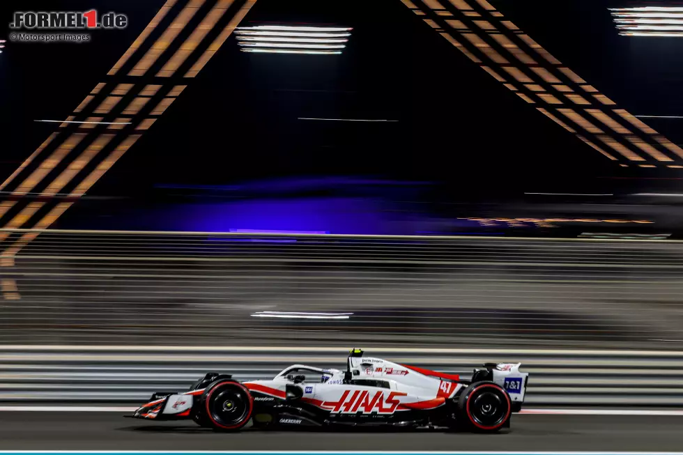 Abu Dhabi 2022: Nachdem Haas bereits die Entscheidung pro Hülkenberg für 2023 getroffen hat, leistet sich Schumacher beim Saisonfinale noch ein Malheur. In Runde 39 berührt er Nicholas Latifi in Kurve 5 am Heck, woraufhin sich beide drehen. Laut Rennkommissaren allein seine Schuld. Mit P16 landet er trotzdem vor Teamkollege Magnussen. Foto zur News: Abu Dhabi 2022: Nachdem Haas bereits die Entscheidung pro Hülkenberg für 2023 getroffen hat, leistet sich Schumacher beim Saisonfinale noch ein Malheur. In Runde 39 berührt er Nicholas Latifi in Kurve 5 am Heck, woraufhin sich beide drehen. Laut Rennkommissaren allein seine Schuld. Mit P16 landet er trotzdem vor Teamkollege Magnussen.