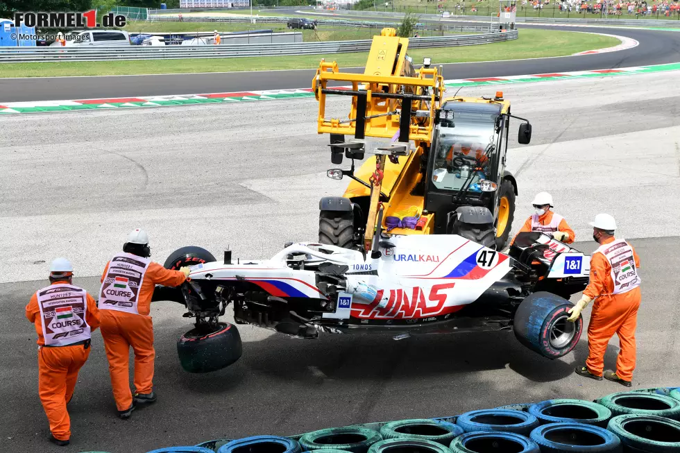 Foto zur News: Ungarn 2021: Wie schon in Monaco verpasst Schumacher das Qualifying in Budapest, nachdem er im dritten Freien Training heftig in die Reifenstapel kracht. Ausgangs der schnellen Kurve 11 verliert der Haas-Pilot das Heck seines VF-21 und schlägt mit 30g in die Barriere ein.