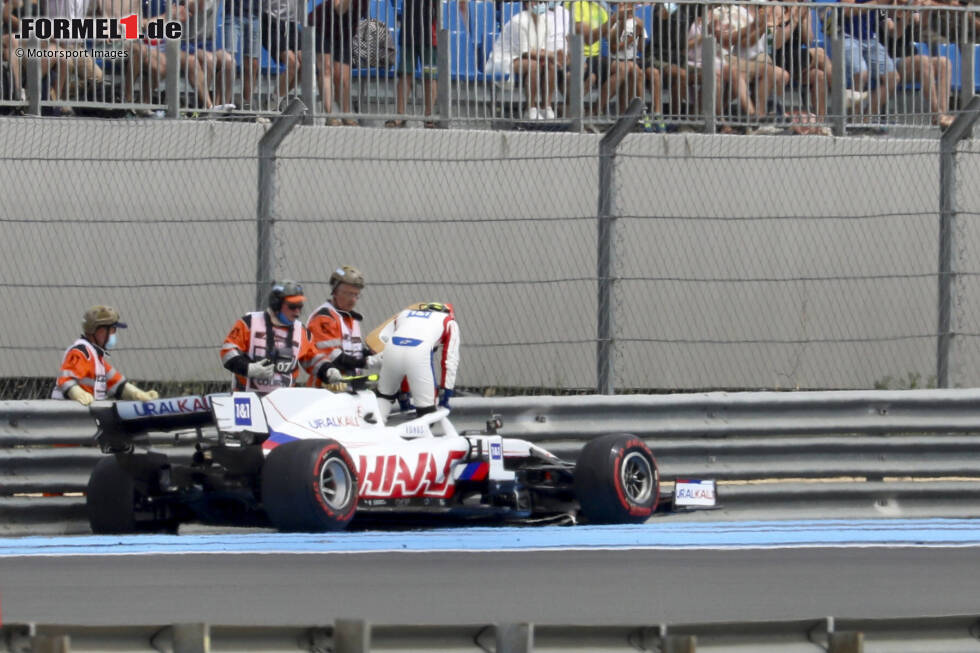 Foto zur News: Frankreich 2021: Mit P15 in Le Castellet schafft Schumacher erstmals in seiner Karriere den Einzug ins Q2, was mit dem unterlegenen Haas VF-21 ein großer Erfolg ist. Das Problem: Nach einem Unfall in Kurve 6 auf seiner letzten Q1-Runde kann er am zweiten Qualifyingabschnitt gar nicht erst teilnehmen.