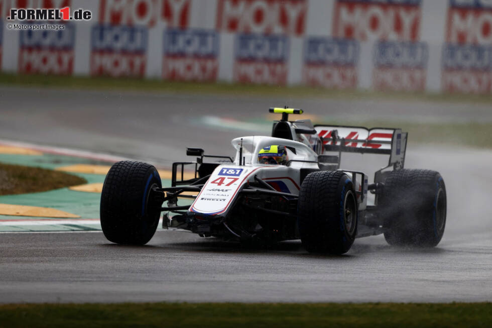 Foto zur News: Imola 2021: Im zweiten Rennen seiner Formel-1-Karriere fliegt Schumacher hinter dem Safety-Car ab, als er mit Schlangenlinien seine Reifen aufwärmen will. Der Haas-Pilot verliert das Heck und schlägt in die Boxenmauer ein, woraufhin der Frontflügel gewechselt werden muss.