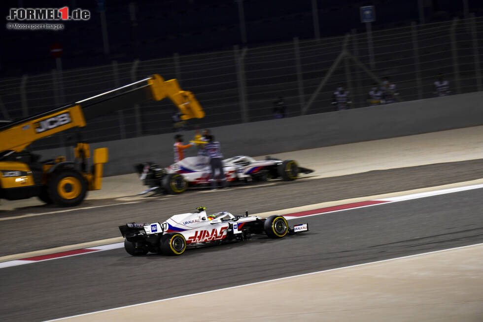 Bahrain 2021: Während sich sein Teamkollege Nikita Masepin beim ersten Wochenende der Saison gleich dreimal dreht und in Runde 1 aus dem Rennen crasht, erwischt es Schumacher selbst nach dem Safety-Car-Neustart. Nach der vierten Kurve steigt der Deutsche zu früh aufs Gas, dreht sich, kann aber weiterfahren. P16 wird es beim Debüt. Bahrain 2021: Während sich sein Teamkollege Nikita Masepin beim ersten Wochenende der Saison gleich dreimal dreht und in Runde 1 aus dem Rennen crasht, erwischt es Schumacher selbst nach dem Safety-Car-Neustart. Nach der vierten Kurve steigt der Deutsche zu früh aufs Gas, dreht sich, kann aber weiterfahren. P16 wird es beim Debüt.