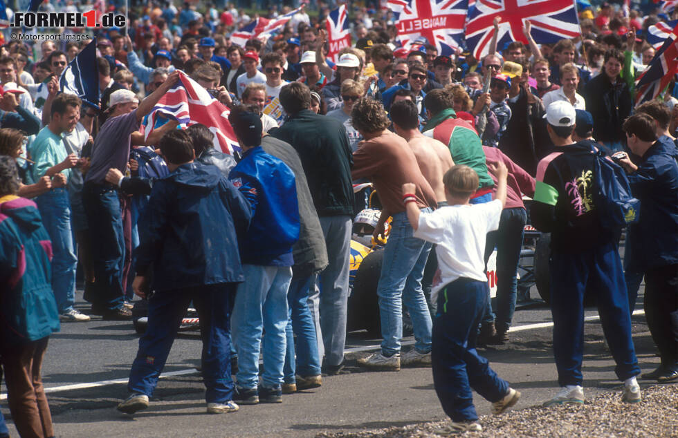 Foto zur News: Die &quot;Mansell-Mania&quot; war damals auf dem Höhepunkt. Tausende Fans stürmten in der Auslaufrunde die Strecke, um ihren Nationalhelden zu feiern.