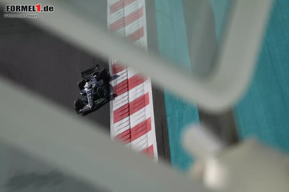 Pierre Gasly (4): Auch für ihn kein gelungener Abschied vom Team. Am Samstag raus in Q1, weshalb AlphaTauri am Sonntag mit einer riskanten Strategie zockte - was sich nicht auszahlte. Stand zudem Perez einmal beim Überrunden im Weg. Abhaken, jetzt wartet eine neue Aufgabe bei Alpine. Foto zur News: Pierre Gasly (4): Auch für ihn kein gelungener Abschied vom Team. Am Samstag raus in Q1, weshalb AlphaTauri am Sonntag mit einer riskanten Strategie zockte - was sich nicht auszahlte. Stand zudem Perez einmal beim Überrunden im Weg. Abhaken, jetzt wartet eine neue Aufgabe bei Alpine.