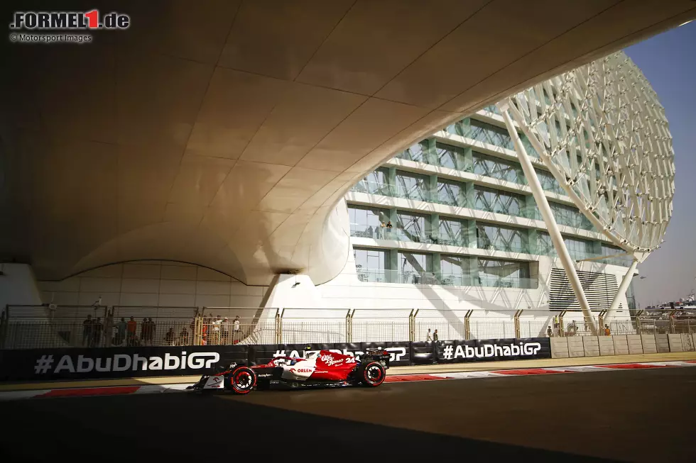 Guanyu Zhou (3): Besser als der Teamkollege und mit einem soliden Saisonabschluss. Hatte wie Bottas eine Strategie, die in erster Linie auf Aston Martin ausgerichtet war, was sein Rennen ebenfalls beeinflusste. Trotzdem auf P12 am Ende gar nicht so weit von den Punkten weg. Ordentlich. Foto zur News: Guanyu Zhou (3): Besser als der Teamkollege und mit einem soliden Saisonabschluss. Hatte wie Bottas eine Strategie, die in erster Linie auf Aston Martin ausgerichtet war, was sein Rennen ebenfalls beeinflusste. Trotzdem auf P12 am Ende gar nicht so weit von den Punkten weg. Ordentlich.