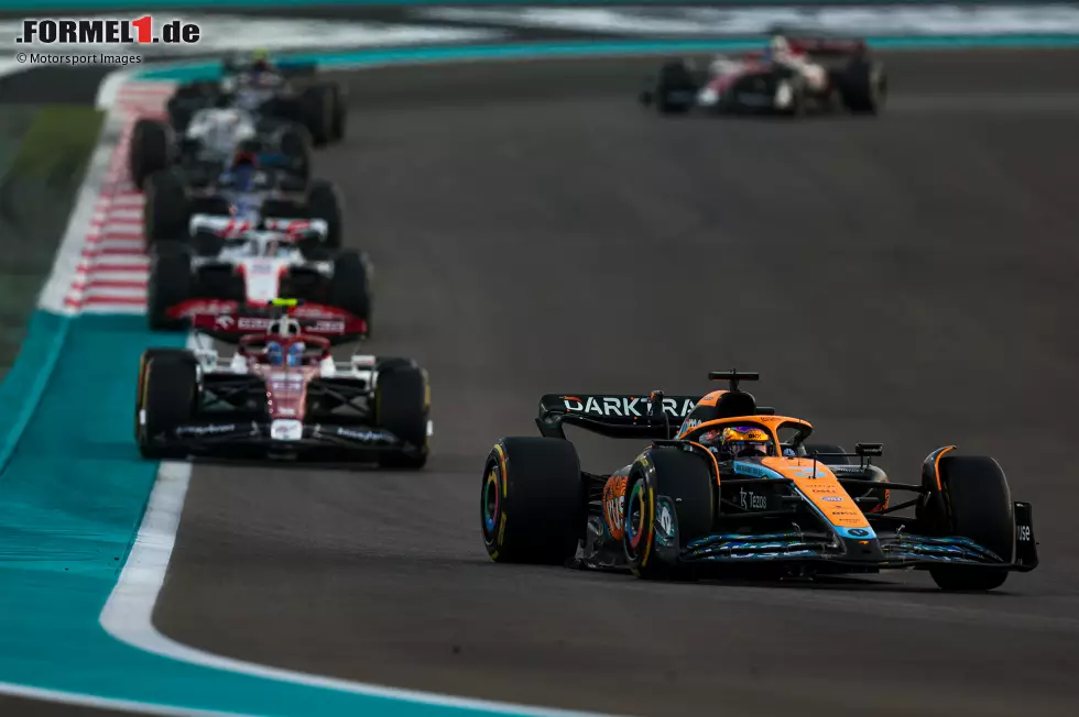 Daniel Ricciardo (3): Ein versöhnlicher Abschluss mit zwei Punkten für P9. Klar ist aber auch, dass im McLaren noch etwas mehr gesteckt hätte - sowohl im Qualifying als auch im Rennen. Das zeigte der Teamkollege wieder einmal. Trotzdem ein Abschied, mit dem er leben kann. Sagt er übrigens auch selbst. Foto zur News: Daniel Ricciardo (3): Ein versöhnlicher Abschluss mit zwei Punkten für P9. Klar ist aber auch, dass im McLaren noch etwas mehr gesteckt hätte - sowohl im Qualifying als auch im Rennen. Das zeigte der Teamkollege wieder einmal. Trotzdem ein Abschied, mit dem er leben kann. Sagt er übrigens auch selbst.